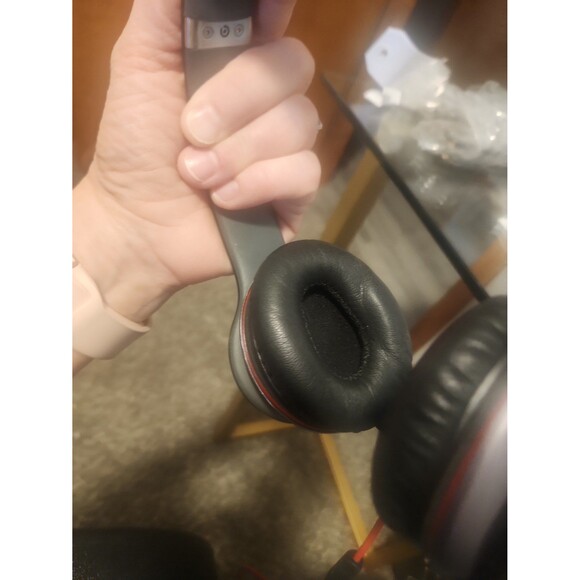 Beats Solo HD on-ear headphones with cable & case, black with red - Picture 3 of 9